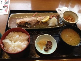 因为这家店里主推鱼，所以我选择了烤鱼套餐，650日元，在日本这绝对是便宜的价格了哦。配有米饭，味增汤，及小菜，而且米饭和味增汤还可以再免费添加哦。
