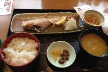 因为这家店里主推鱼，所以我选择了烤鱼套餐，650日元，在日本这绝对是便宜的价格了哦。配有米饭，味增汤，及小菜，而且米饭和味增汤还可以再免费添加哦。