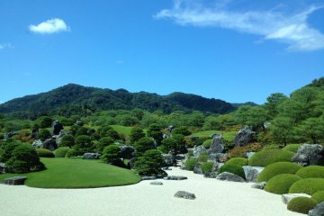 카쓰야마산을 배경으로 한 건조한 풍경 정원