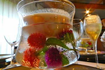 <p>ต่อจากนี้ ฉันจะนำเสนออาหารในชามที่มีดอกไม้และน้ำของฉันทั้งหมด</p>