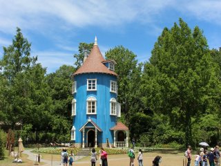 The Moomin House in the center of Moominvalley park has become a symbol of the Moominvalley theme park in Hanno City, Saitama. You can tour the house for an additional charge. At the moment, with the Coronavirus, you need to book in advance to take the tour. 