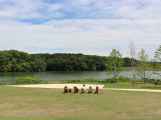 The village is set around Miyazawa lake. All the shops and restaurants have a view of the lake. You can enjoy the view from the green area in front of the lake too. There are some seats that people can use for free. 