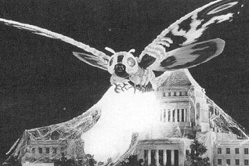 Mothra leave its coccoon and the Diet Building.