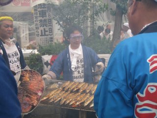 说起日本的“祭”大家应该不陌生。今天就向大家展示一个 日本的秋季“祭”。在目黑站前举行的“秋刀鱼祭”。大家可以免费品尝秋刀鱼，然后自己自愿捐款来支援灾区。此图就是大家烤秋刀鱼的景象。