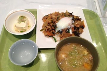 中午在东大食堂吃了这个套餐。才480日元哦。