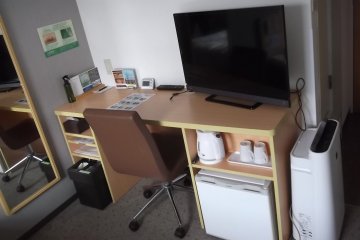 Desk, TV, kettle, fridge
