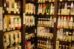 Các kệ chứa đầy rượu sake Niigata tại Ponshukan.