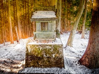  Throughout this hike you can see several religious monuments. This one is located close to Takamizu-Sanjofukuin Temple, a few meters below the peak of Mount Takamizu