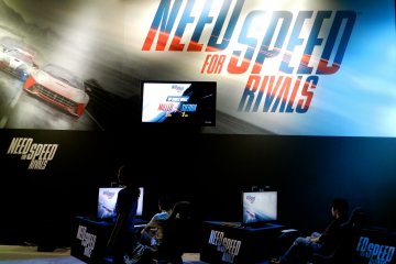<p>I tried a bunch of different games, but the racing simulators were the best.</p>