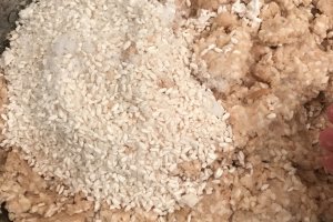 Смешиваем бобовое пюре и смесь соли и риса-кожи