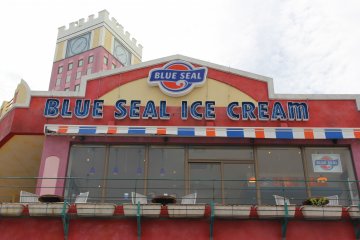 ร้าน Blue Seal Ice Cream American Village ตั้งอยู่ในสวนของช้อปปิ้งเซ็นเตอร์ในมิฮะนะ อเมริกัน วิลเลจ