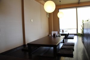 Có hàng tá bàn thường xuyên / 8 bàn theo phong cách tatami nhưng không có thảm tatami
