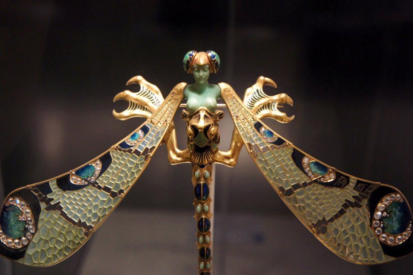An example of a dragonfly piece by Lalique