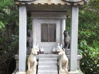 大きな神社裏手にある小さな祠(狐が祀られている)