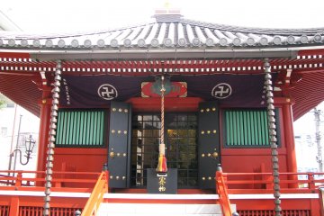 Мандзи на храме
