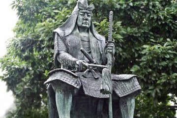 Памятник Уэсуги Кэнсину в Ёнэдзаве