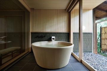 Hot tub (photo courtesy of Miyuki Kaneko, Nacasa & Partners inc. Used with permission)