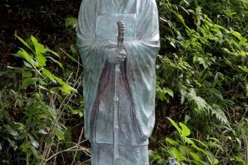 Статуя Мацуо Басё в Хираидзуми
