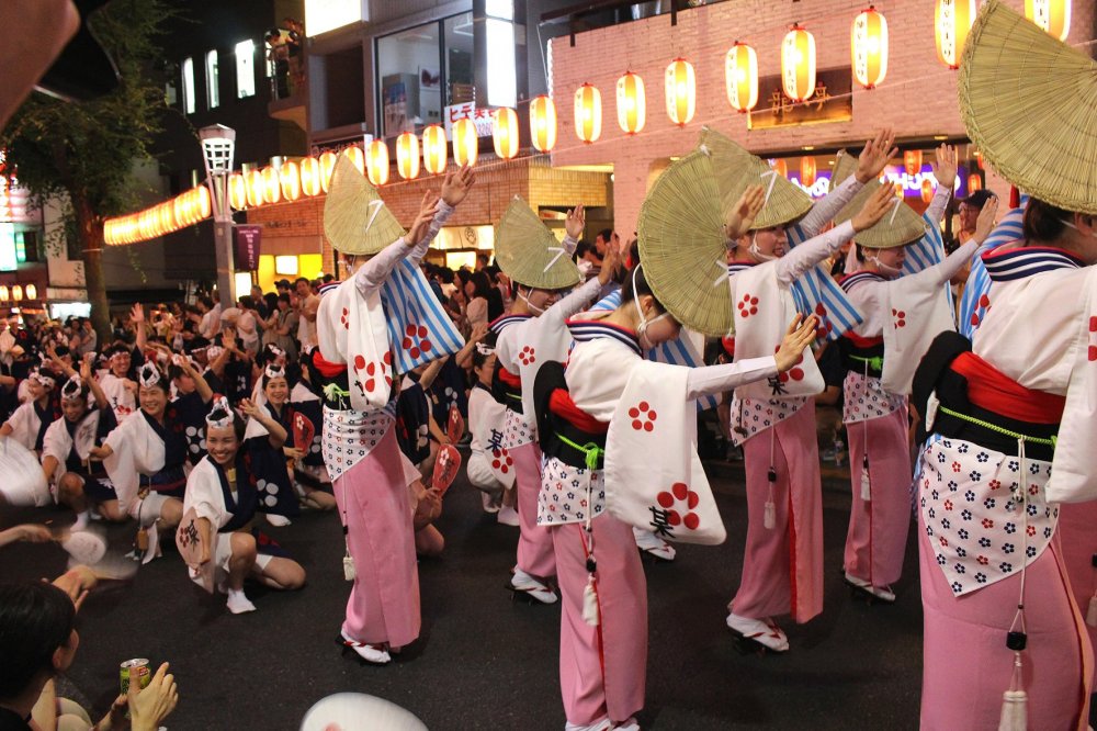 Танцевальная процессия на фестивале Кагурадзака мацури в Токио