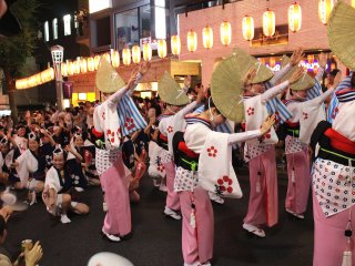 Танцевальная процессия на фестивале Кагурадзака мацури в Токио