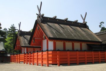 Крыши японских храмов всегда серого цвета
