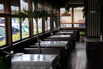 <p>The tropical decor of the Bovino&#39;s dining area fits right into Okinawa&#39;s subtropical culture</p>