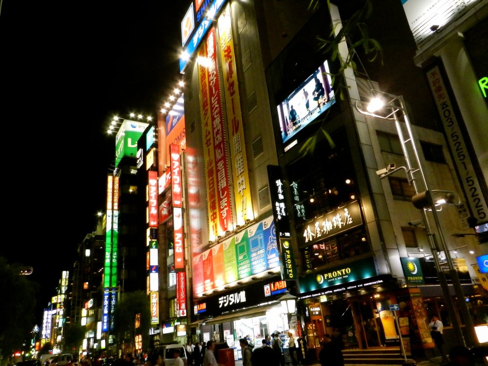 The main strip: salarymen and neon lights