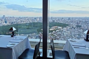 Une vue &agrave; couper le souffle, alors que le soleil se couche sur Tokyo
