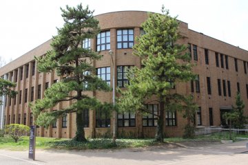 Formerly the Faculty of Science’s Chemistry Lecture Rooms at Tohoku Imperial University. The brick buildings around Katahira Campus provide the perfect contrast to the abundant green trees. 
