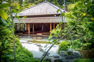  Situated towards the side of the main prayer hall is a restored teahouse. This is where visitors can enjoy traditional Japanese tea