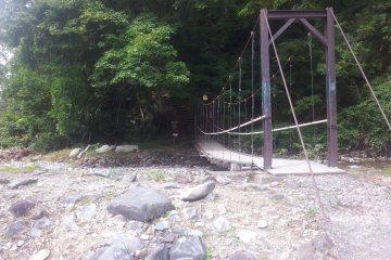 <p>สะพานไปทะเลสาบไดเงนตะ</p>