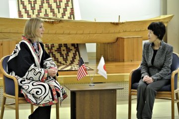 Ambassador Caroline Kennedy met Hokkaido Governor Harumi Takahashi at the Museum 