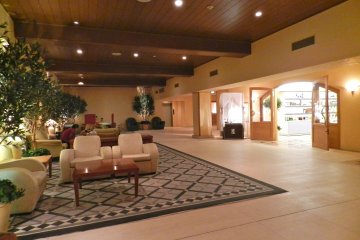 The enormous lobby with its tasteful furnishings.