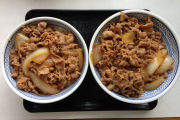 <p>Yoshinoya&#39;s signature gyudon beef bowl dish comes in four sizes; the regular for 280 yen is on the left next to the large for 440 yen</p>