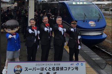 L-R. Detective Conan, Tottori Governor Shinji Hirai, JR West Sanin General Manager, Shouichi Saeki, Chizu Express President Koichi Nishio