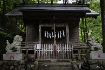 Ichiishiyama Shrine (一石山神社) near the caves