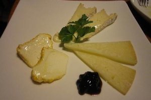 チーズの盛り合わせ。どれもとてもよく熟成管理されていて、ベストのタイミングで供されます