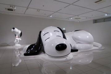 Pose with Snoopy! (Ⓒ 2023 Peanuts Worldwide LLC)