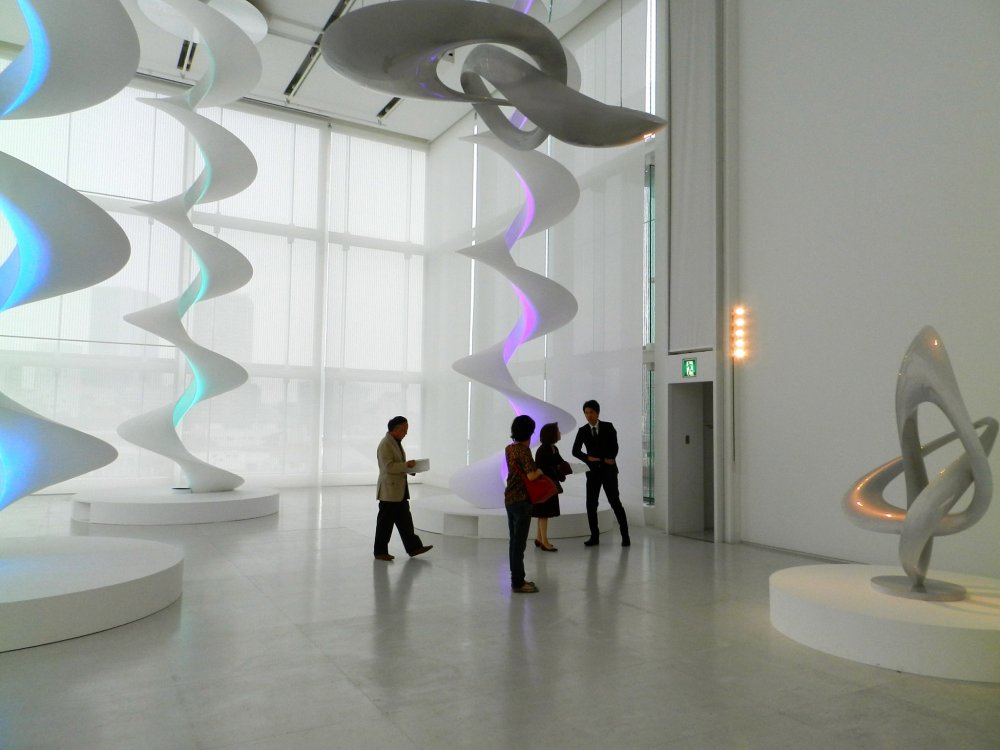 The lights in these sculptures change according to the movements of visitors.