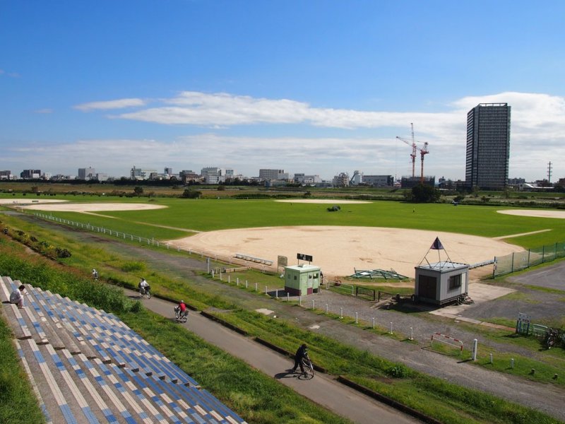 It is surprising to see the vastness of the green space available for kite-flying, baseball and other sports activities given the scarcity of space in Tokyo. The Tamagawa certainly offers a spacious break to any city rat.