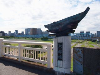 If you were feeling energetic and ambitious, you could even walk on the Rokugobashi, or Rokugo Bridge all the way to Kawasaki. It's only less than 2 km and would probably take around half an hour to do so.
