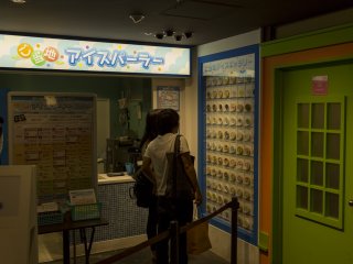 Hai vị khách đang lựa chọn hương vị cho mình tại Regional Ice Cream Parlour, Namja Town Ikebukuro