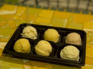 Từ trái sang phải: Khoai tây Hokkaido, táo Aomori, sorbet đào, cà ri Ấn Độ, tỏi Dracula và cuối cùng là wasabi tại Regional Ice Cream Parlour, Namja Town Ikebukuro