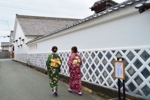 Merchant district featuring namako-kabe walls