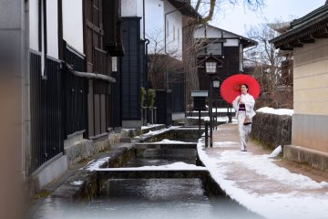 A wintertime stroll on Shirakabe Dozogai Street
