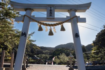 “The Cloud Ridge Shrine” in the game world appears to have a real-world counterpart in Wadatsumi Shrine in Tsushima. When the tide is high, the seawater rises close to the shrine.
