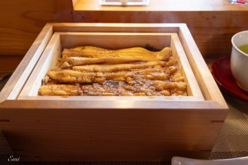 Anago Tei uses the " Kogane Anago," or Golden Eel brand, to provide elegant cuisine. The photo is of a Special Steamed eel (Seiro in Japanese) for 3,800 yen.