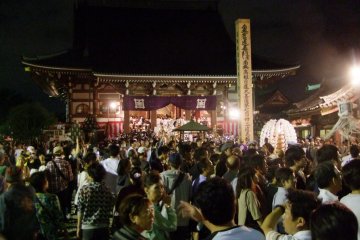 300,000 visitors come to the temple during the festival