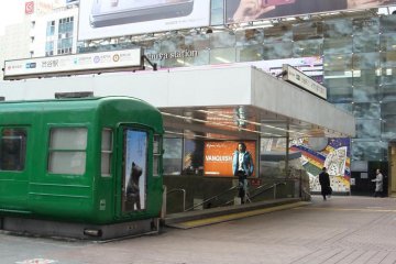 <p>หัวรถไฟโบราณสายเซตากายะและทางเข้ารถไฟใต้ดินโตเกียวเมโทร</p>