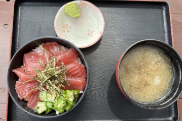 Tekka-don, tuna slices on rice